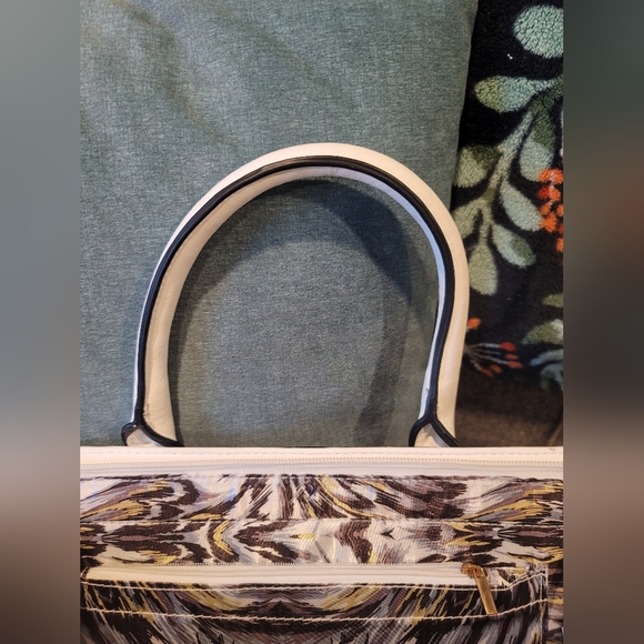 White laser cut two way shoulder bag - Picture 8 of 15